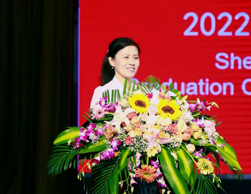 主持人李丹